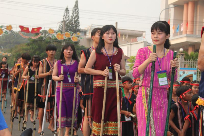 Tham gia diễu hành trong Lễ hội đường phố tại tỉnh Kon Tum