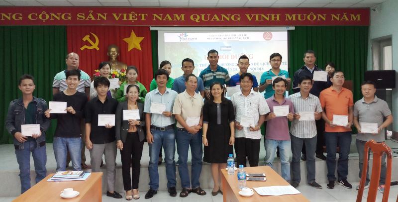 Bà H' Lim Niê - Bí thư Đảng ủy, Giám đốc Sở VHTTDL Đắk Lắk trao chứng nhận khóa học