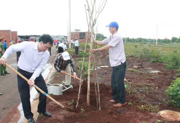 Lãnh đạo TP. Buôn Ma Thuột trồng cây xanh (ảnh internet)