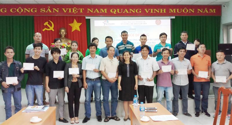 Bà H' Lim Niê, Giám đốc Sở VHTTDL trao chứng nhận Lớp cập nhật kiến thức hướng dẫn viên du lịch