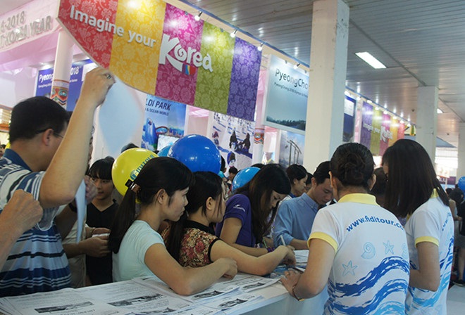 Du khách xếp hàng mua tour tại Hội chợ VITM Hà Nội năm 2016