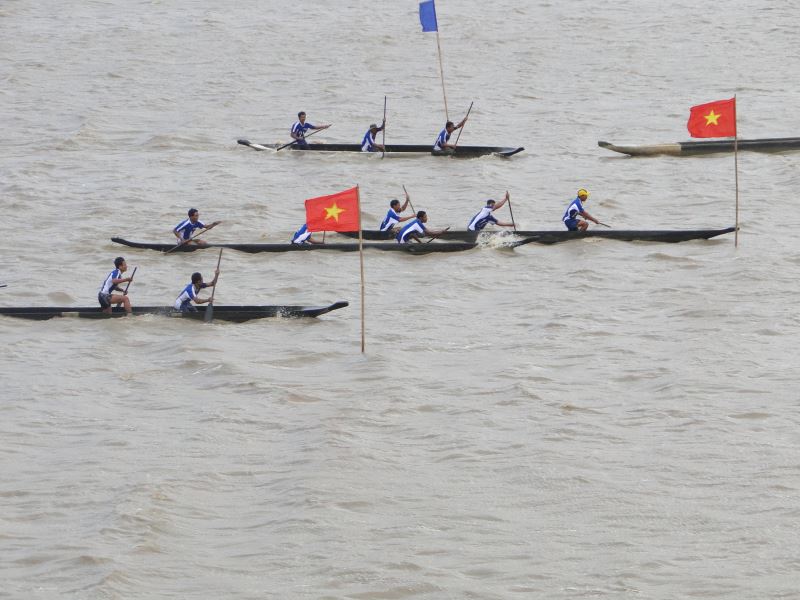 Hình đua thuyền độc mộc trên hồ Lắk