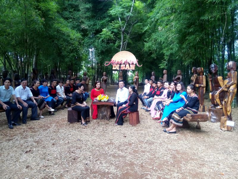 Du khách tham gia giao lưu trong chương trình Hành trình Di sản tại Khu du lịch sinh thái văn hóa cộng đồng KoTam
