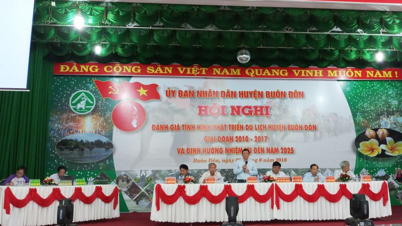 Đồng chí Nguyễn Tuấn Hà, Phó Chủ tịch UBND tỉnh, Trưởng BCĐ Phát triển du lịch của tỉnh điều hành Hội nghị