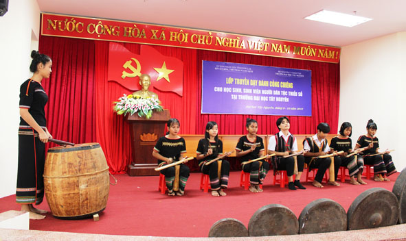 Sinh viên Trường Đại học Tây Nguyên biểu diễn Ching Kram