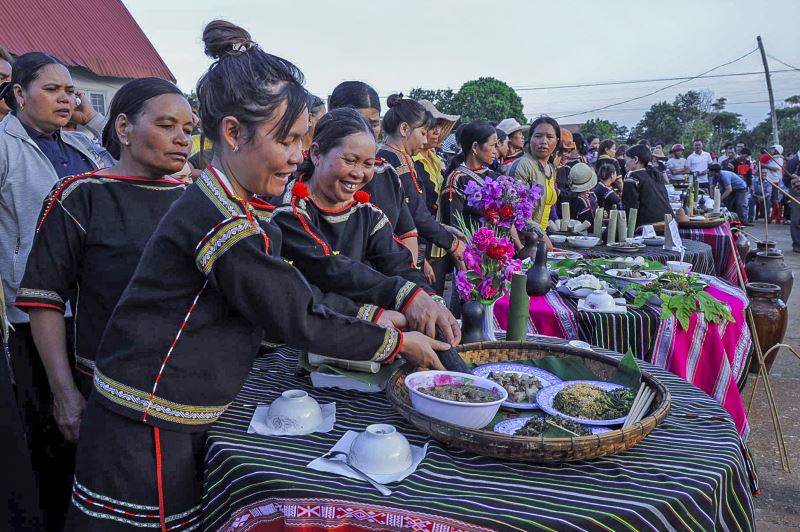 Giới thiệu món ăn truyền thống của người Êđê (Ảnh: Hữu Hùng)