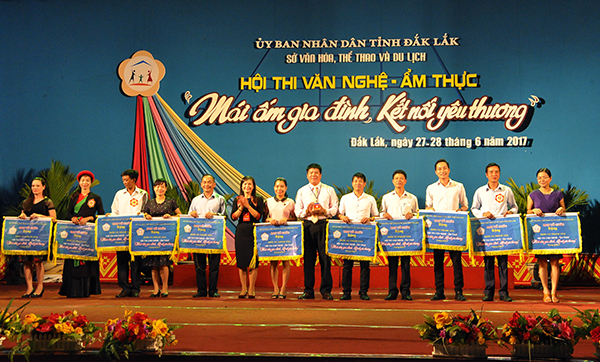 Ban tổ chức trao Cờ lưu niệm cho các gia đình tham gia cuộc thi