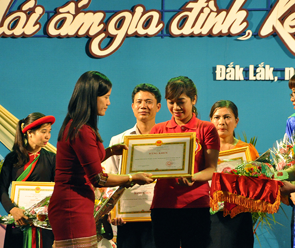 Giám đốc Sở VHTT&DL H'Lim NIê trao thưởng cho gia đình đoạt giải Nhất. 