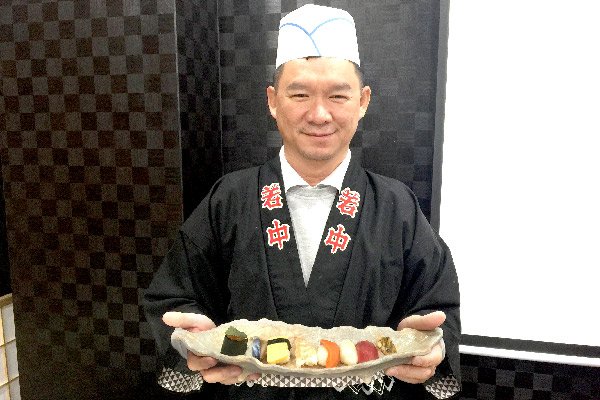 Tác giả với món sushi tự tay làm theo hướng dẫn.