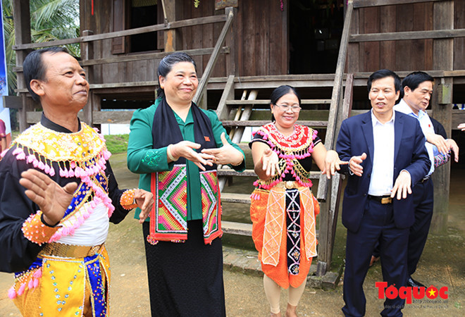 Phó Chủ tịch Thường trực Quốc hội Tòng Thị Phóng và Bộ trưởng Nguyễn Ngọc cùng nhảy múa với đồng bào dân tộc.