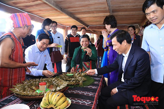  Đoàn tham quan và thưởng thức bánh a quát, chiếc bánh tình yêu của người Tà Ôi. Đặc sản xuất hiện trong hầu hết lễ hội và ngày cưới của cộng đồng dân tộc này.