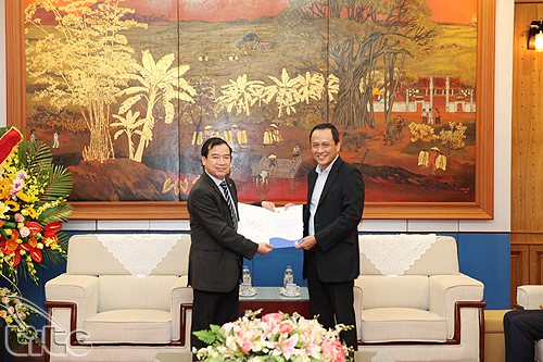 Phó Tổng cục trưởng Hà Văn Siêu đã gửi thư chúc mừng của Bộ trưởng Bộ VHTTDL Nguyễn Ngọc Thiện đến Tổng công ty Hàng không Việt Nam Vietnam Airlines L