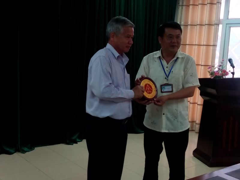 PGĐ Sở VH,TT&DL Đắk Lắk Phạm Tâm Thanh  tặng quà lưu niệm cho Sở VH, TT&DL tỉnh Lai Châu
