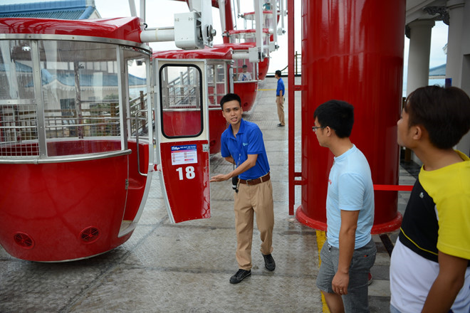   Chào khách tại Hạ Long.