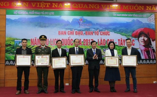 Bộ trưởng Nguyễn Ngọc Thiện trao Bằng khen cho tập thể, cá nhân có thành tích xuất sắc trong Năm Du lịch quốc gia 2017 Lào Cai - Tây Bắc