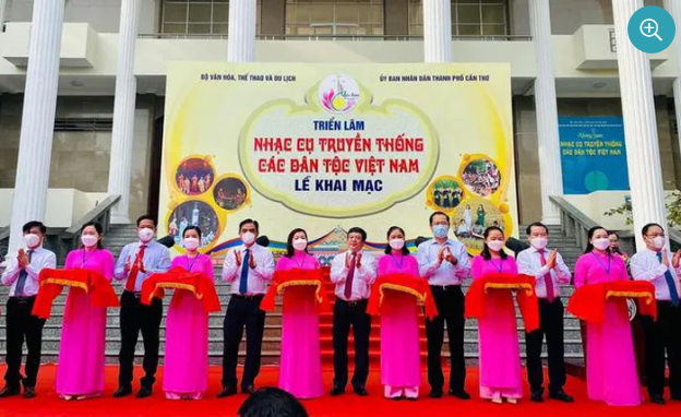 Thứ trưởng Đoàn Văn Việt cùng các lãnh đạo cắt băng khai mạc triển lãm.