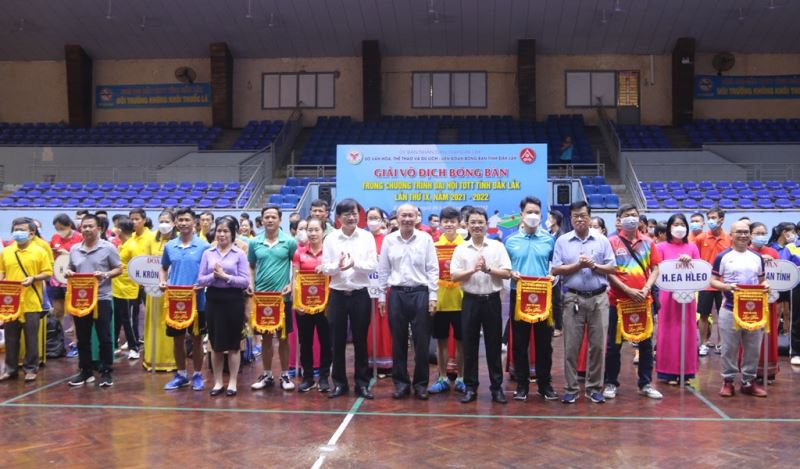 Ban Tổ chức tặng cờ lưu niệm cho các đội tham dự Giải