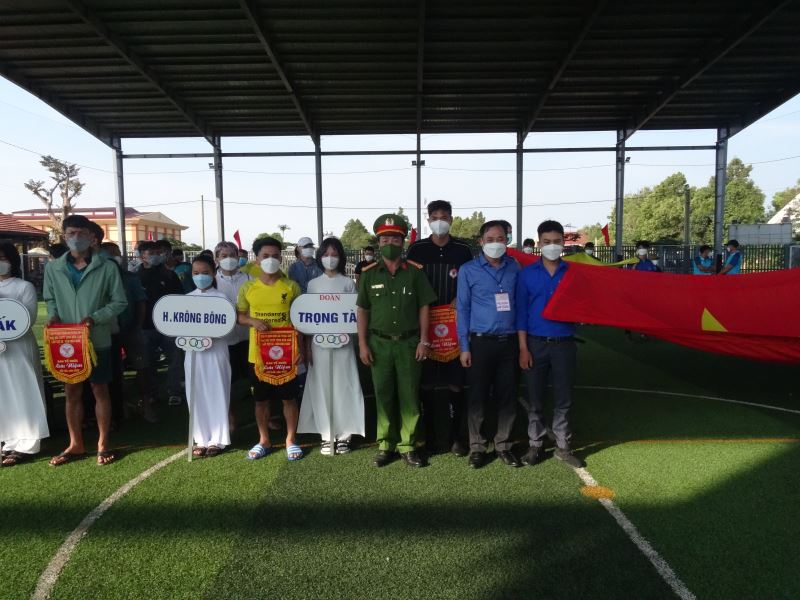 Ban Tổ chức tặng cờ lưu niệm các đội tham dự Giải