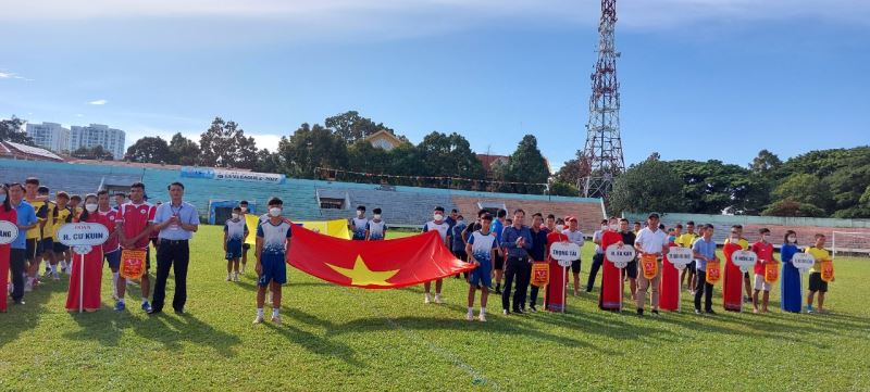 Ban Tổ chức tặng cờ lưu niệm cho các Đội tham dự Giải