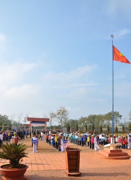 Học sinh tại Đắk Lắk chuẩn bị làm Lễ Chào cờ 