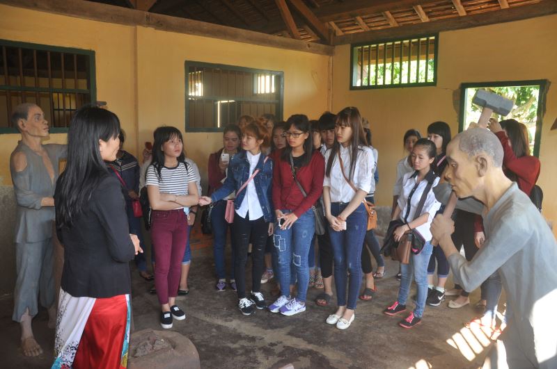 Sinh viên tham quan, học tập tại Nhà đày Buôn Ma Thuột