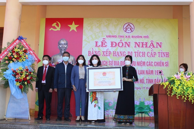 Đồng chí Nguyễn Thị Thu Nguyệt, Tỉnh ủy viên, Bí thư Thị ủy và các lãnh đạo của thị xã đón nhận bằng xếp hạng di tích