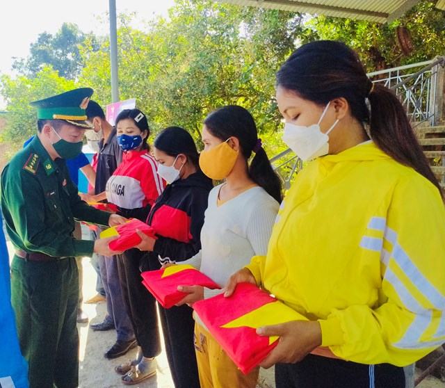 Đại diện Bộ chỉ huy Bộ đội Biên phòng tỉnh Đắk Lắk trao cờ cho nhân dân khu vực biên giới.