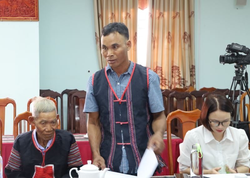 Ông Y Siêng Cil - Nghệ nhân diễn tấu chiêng tại buôn Jie Juk, xã Đắk Phơi, huyện Lắk phát biểu thảo luận tại buổi lễ