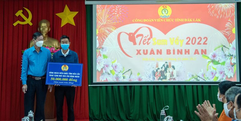 Đồng chí Phan Minh, UVBTV LĐLĐ tỉnh, Chủ tịch Công đoàn Viên chức tỉnh  trao tặng Nhà mái ấm công đoàn