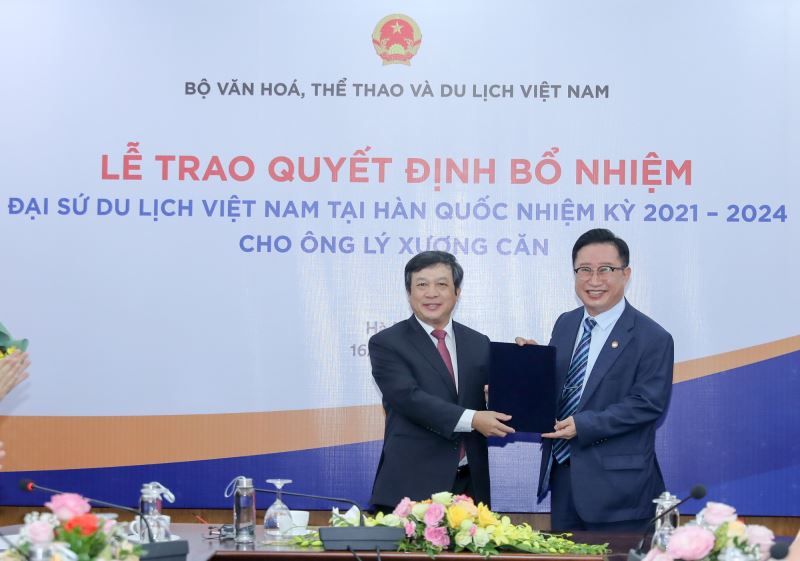 Thứ trưởng Đoàn Văn Việt trao quyết định bổ nhiệm cho ông Lý Xương Căn (ảnh internet)