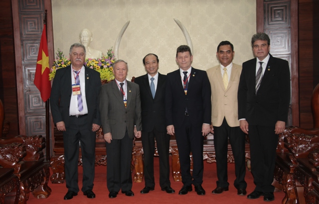 Lãnh đạo hai tỉnh cùng ngài Đại sứ Rumani tại Việt Nam chụp hình lưu niệm.