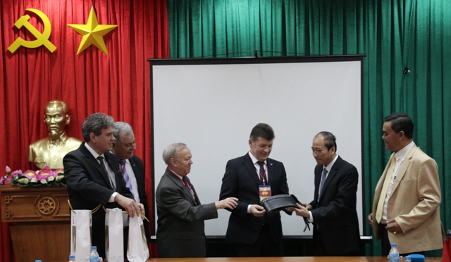 Đại diện lãnh đạo hai tỉnh Gorj và Đắk Lắk trao quà kỷ niệm.