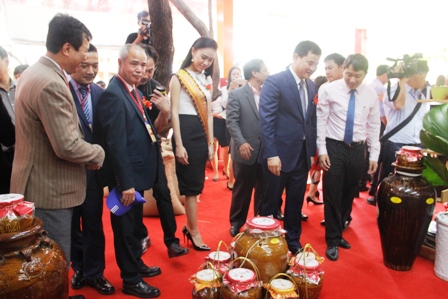 Đại biểu tham quan gian hàng chung của tỉnh Đắk Lắk