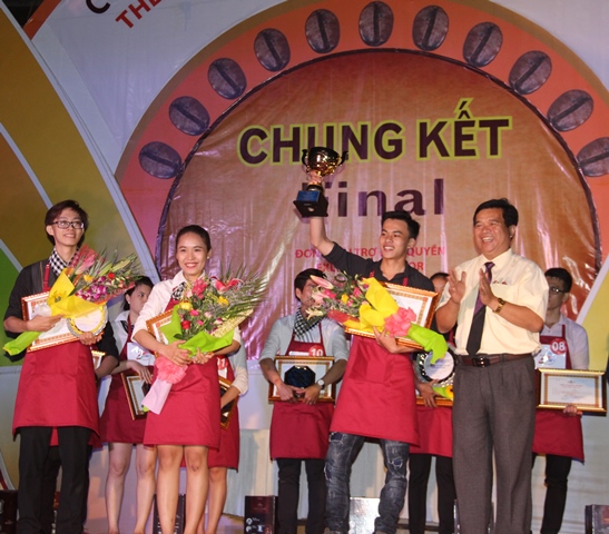 Ông Võ Văn Nghiêm, Phó Giám đốc Sở Công thương tỉnh Đắk Lắk trao giải Đệ Nhất, Đệ Nhị, Đệ Tam cho các thí sinh đạt giải