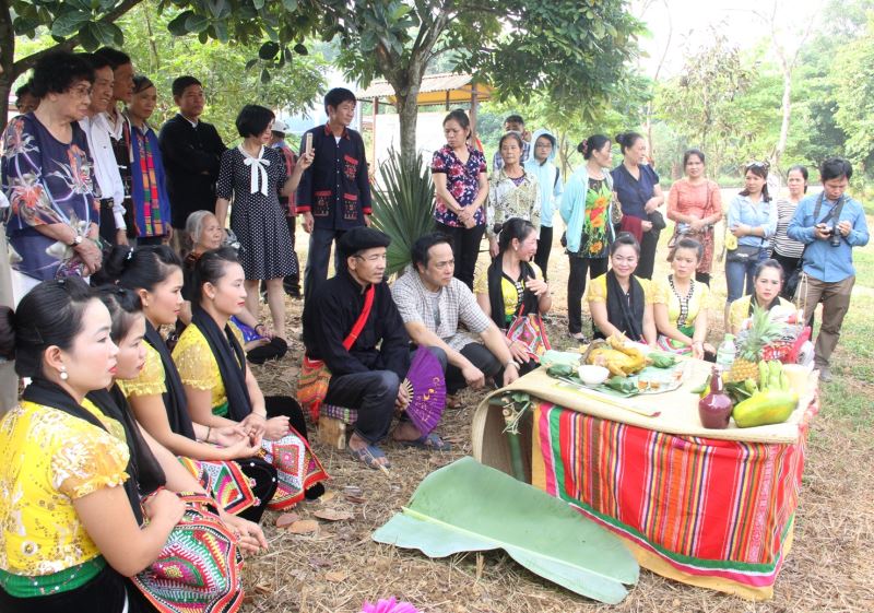 Thầy mo Mông Văn Thanh, cùng đồng bào dân tộc Thái thực hiện nghi lễ cúng  tại bàn thờ thổ công 