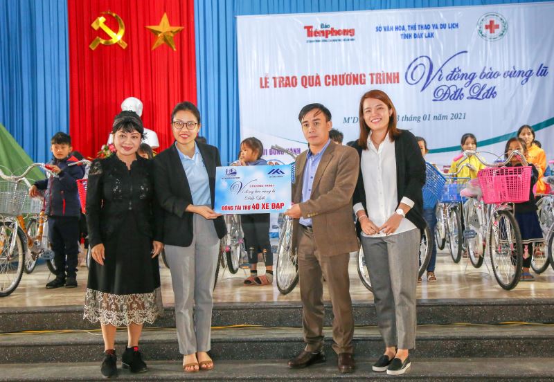 Đại diện nhà tài trợ và Ban tổ chức trao bảng tượng trưng tặng 40 chiếc xe đạp cho huyện M'Drắk.