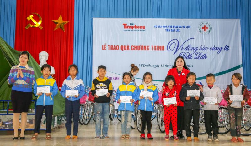 Ban tổ chức trao học bổng tặng các em học sinh trên địa bàn huyện M'Đrắk