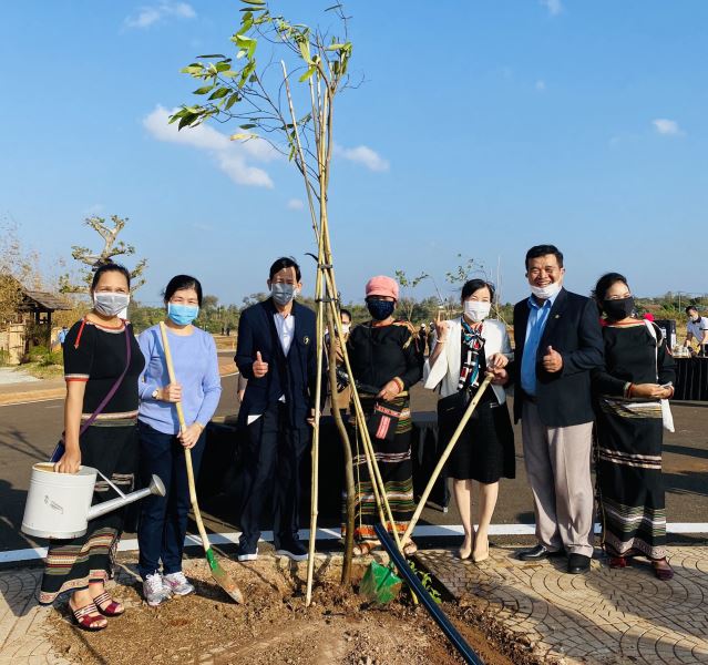Đại biểu tham gia trồng cây