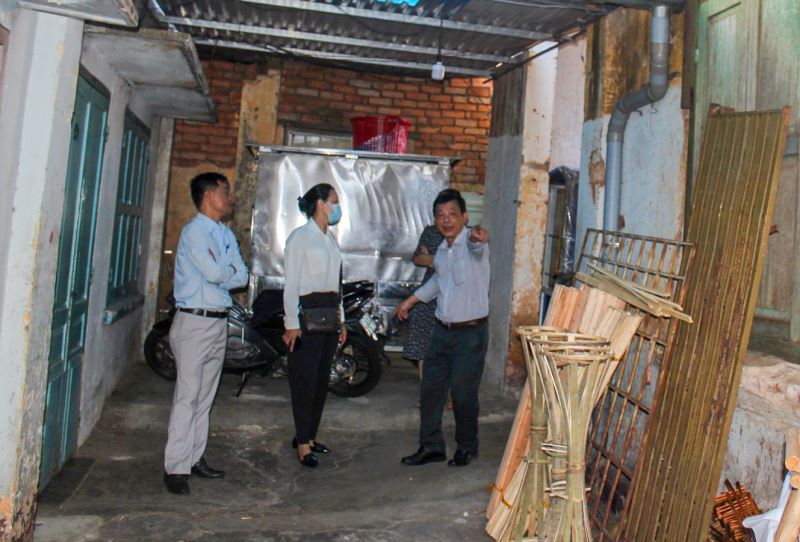 Cán bộ Bảo tàng Đắk Lắk khảo sát thực tế nhà số 71 đường Lý Thường Kiệt (TP. Buôn Ma Thuột).