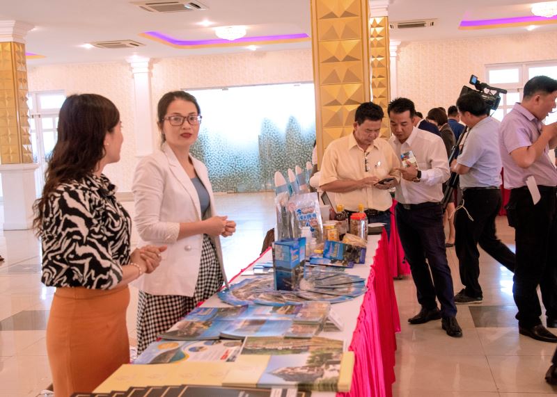 Các doanh nghiệp du lịch của tỉnh Phú Yên giới thiệu, quảng bá sản phẩm tại Hội nghị