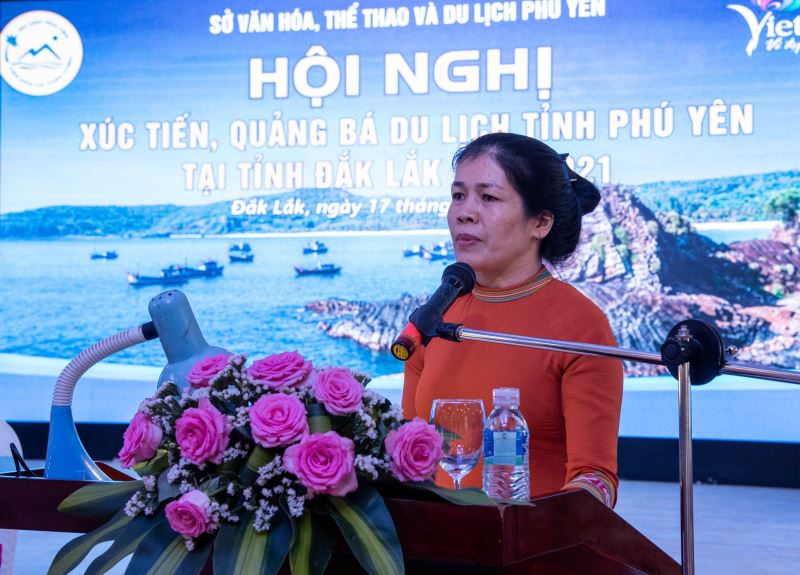 Phó Giám đốc Sở VHTTDL Đắk Lắk Nguyễn Thụy Phương Hiếu giới thiệu tiềm năng du lịch của tỉnh 