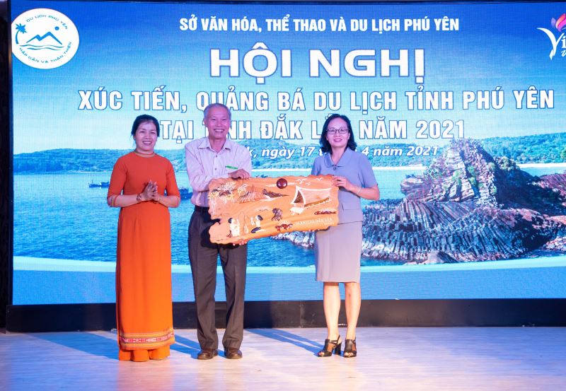 Sở VHTTDL Đắk Lắk tặng quà cho Sở VHTTDL Phú Yên
