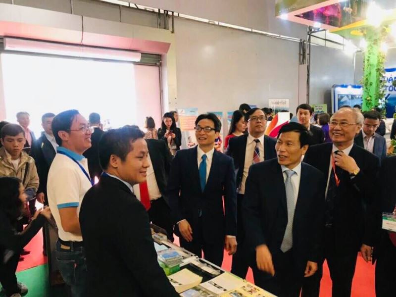 Phó Thủ tướng Vũ Đức Đam tham quan gian hàng Đắk Lắk tại Hội chợ VITM -2019