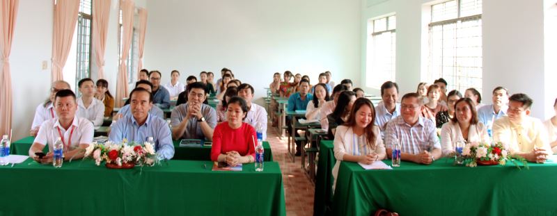 Các đại biểu và học viên dự khai giảng lớp học