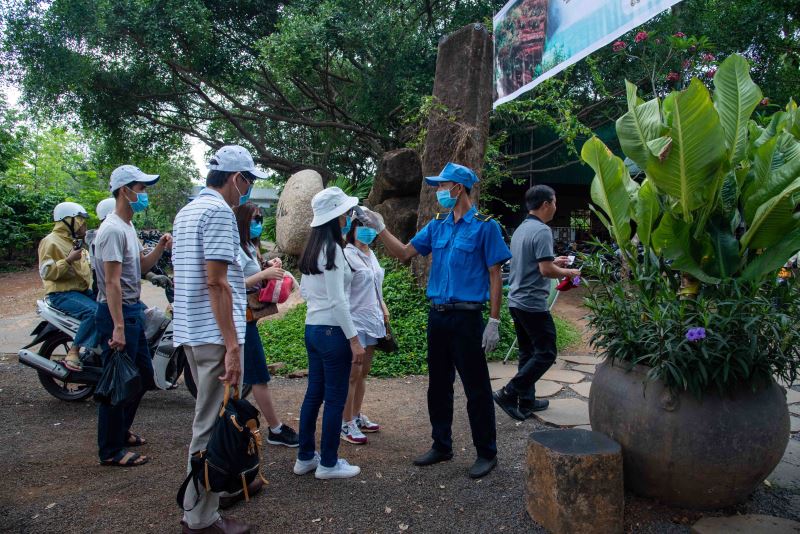Đo thân nhiệt cho Du khách tham quan khu du lịch sinh thái Drai Nur