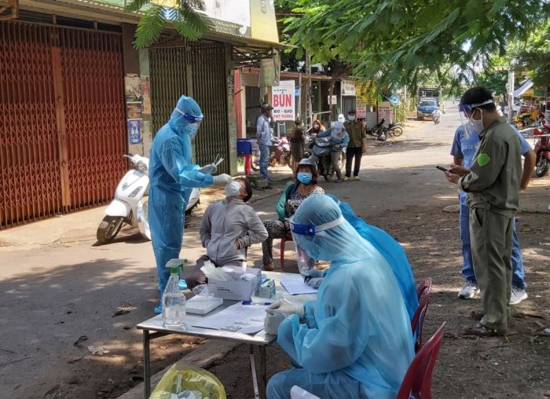 Lực lượng y tế TP. Buôn Ma Thuột lấy mẫu xét nghiệm SARS-CoV-2 cho tiểu thương và người dân chợ Thành Nhất (TP. Buôn Ma Thuột).