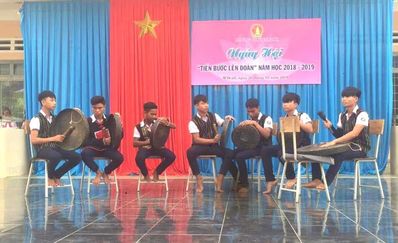 Đội chiêng măng non của Trường Phổ thông dân tộc nội trú –THCS huyện M’Drắk biểu diễn trong một hoạt động của trường. Ảnh: S.Nguyệt