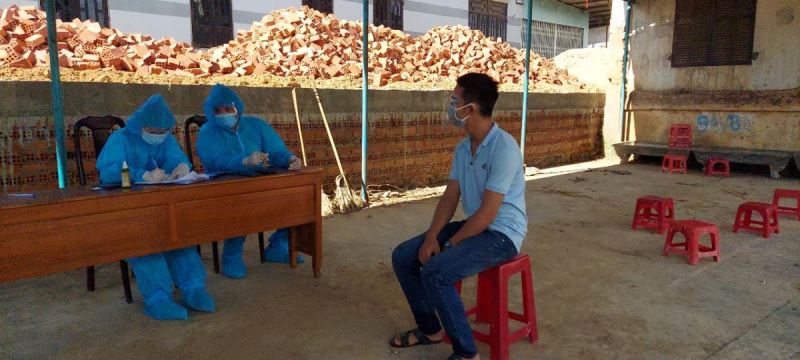 Nhân viên y tế điều tra dịch tễ tại xã Vụ Bổn (huyện Krông Pắc).