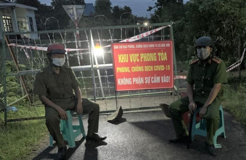 Lực lượng chức năng chốt chặn tại một chốt phòng, chống dịch COVID-19 trên địa bàn xã Hòa Sơn. (Ảnh minh họa)