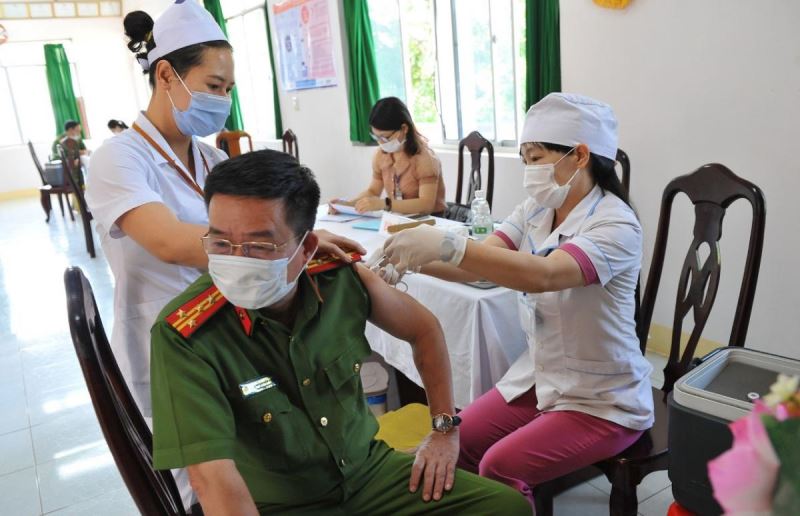 Ngành Y tế tiêm vắc xin COVID -19 cho đối tượng ưu tiên. Ảnh: Kim Hoàng